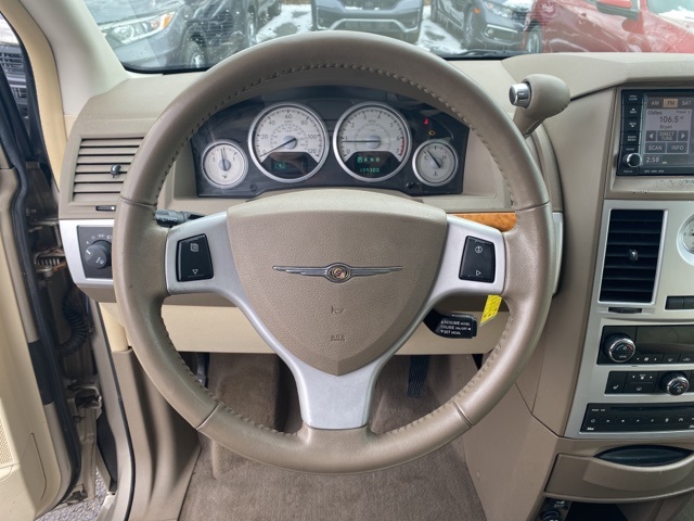 6,600 2009 Chrysler Town & Country Limited Beige 4D