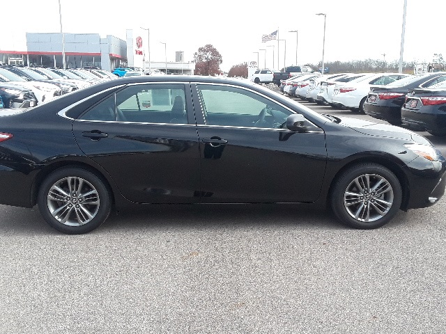 $16,997 2017 Toyota Camry SE Black 4D Sedan in Beavercreek